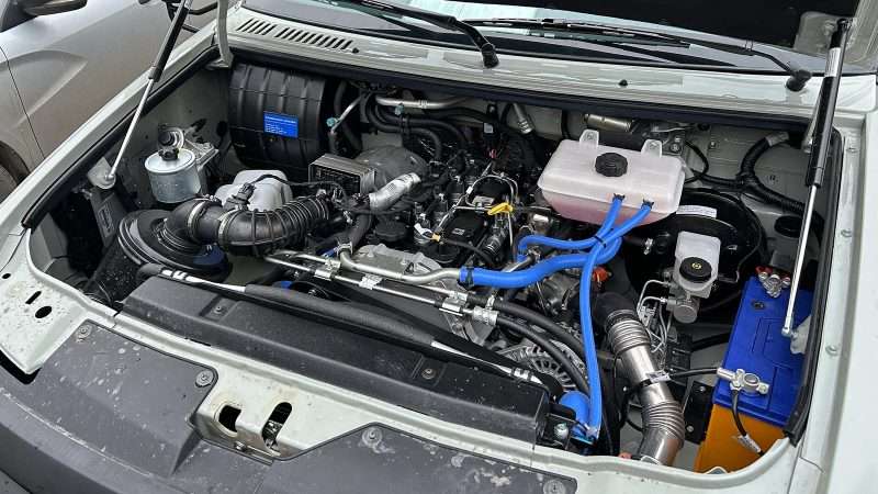 Автомобиль UAZ Patriot с двигателем