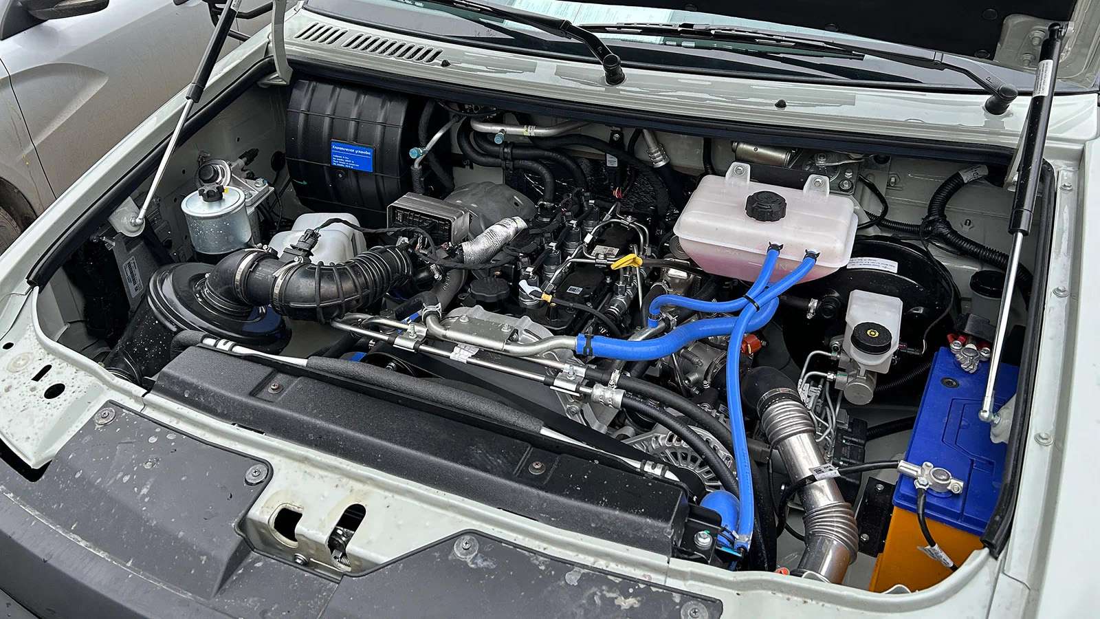 Автомобиль UAZ Patriot с двигателем