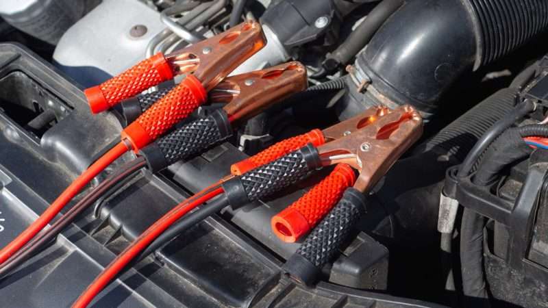 Поддержание заряда аккумулятора автомобиля при работающем двигателе