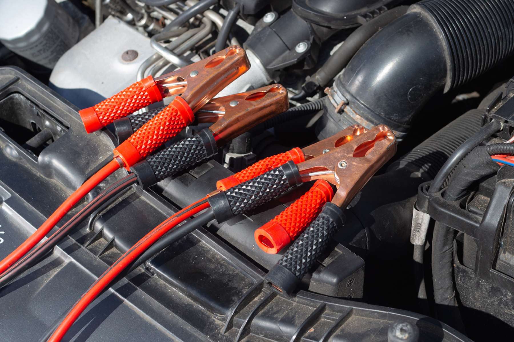 Поддержание заряда аккумулятора автомобиля при работающем двигателе