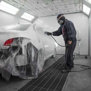 Полная покраска кузова автомобиля: преимущества, недостатки и альтернативы