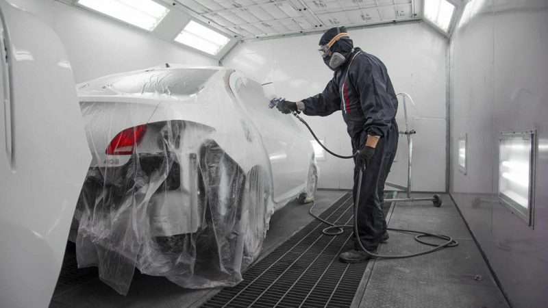 Полная покраска кузова автомобиля: преимущества, недостатки и альтернативы