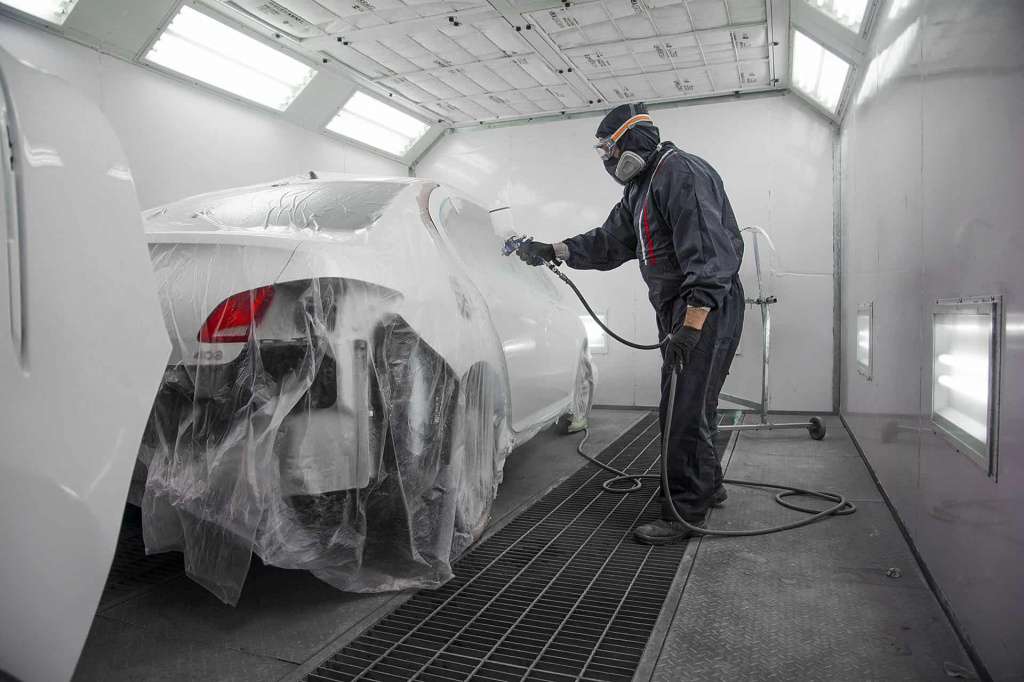 Полная покраска кузова автомобиля: преимущества, недостатки и альтернативы