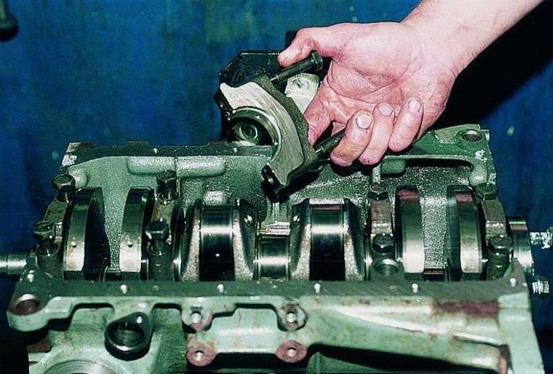 Разбор двигателя автомобиля