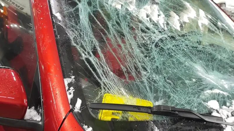 Ремонт крыши автомобиля после падения бутылки