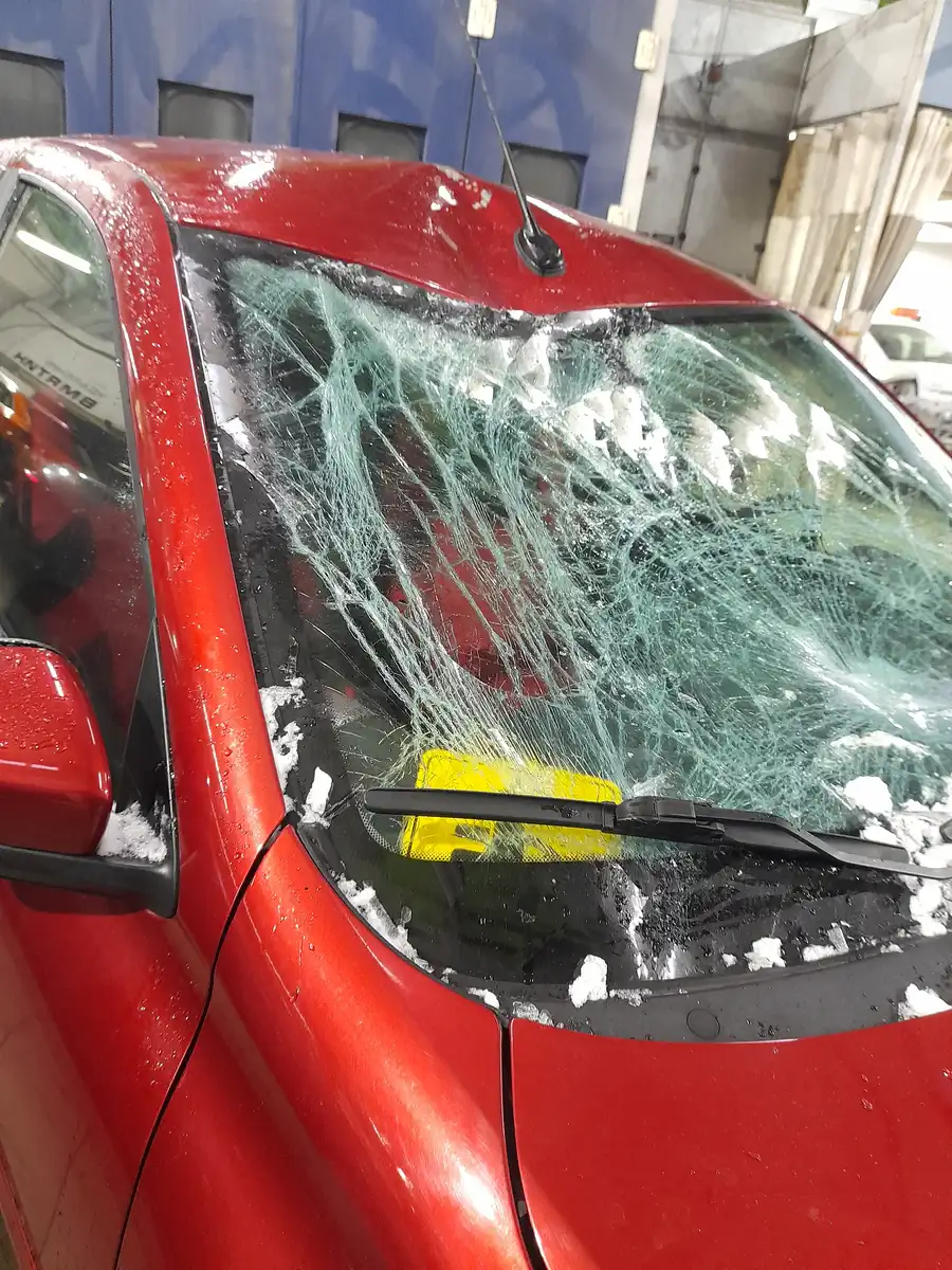 Ремонт крыши автомобиля после падения бутылки