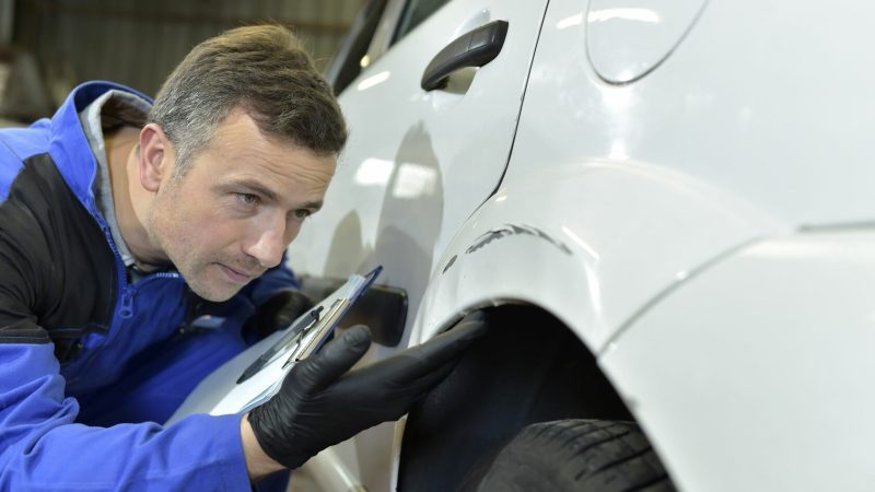 Осмотр кузова автомобиля