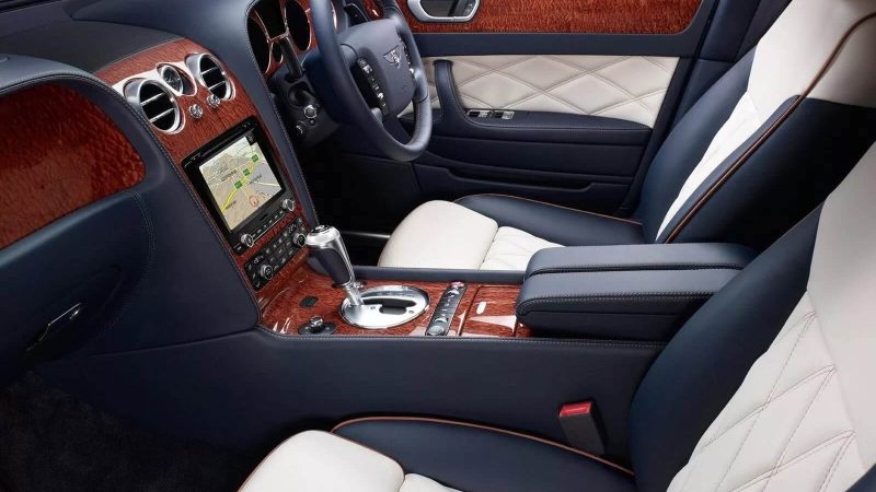 Выбор варианта обивки салона автомобиля